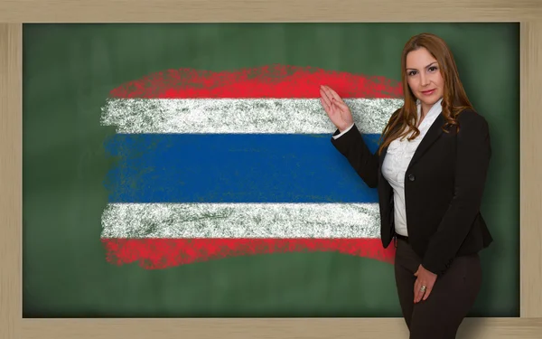 Lehrerin zeigt thailändische Flagge auf Tafel zur Präsentation — Stockfoto