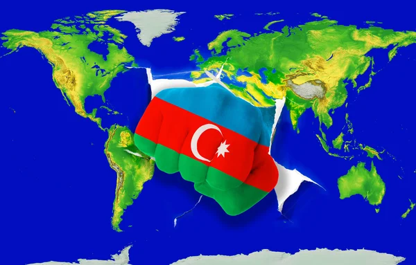 Кулак в цветном национальном флаге Азербайжана пробивает карту мира — стоковое фото