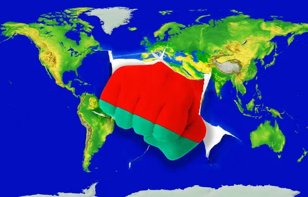 Pěst v barevné státní vlajka Běloruska děrování mapa světa — Stock fotografie