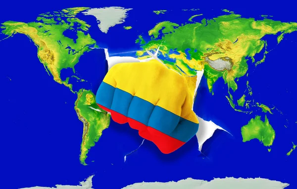 Puño en color bandera nacional de Colombia perforando mapa del mundo — Foto de Stock