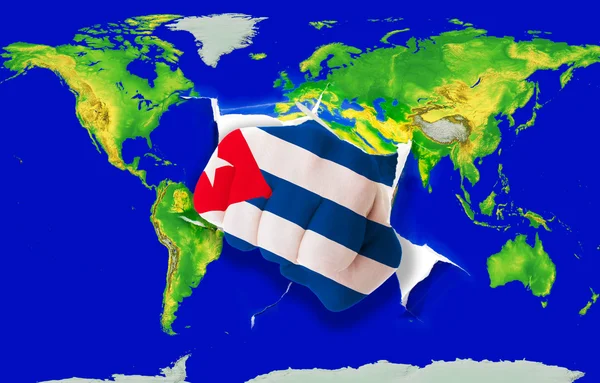 Punho na cor bandeira nacional de Cuba perfuração mapa do mundo — Fotografia de Stock