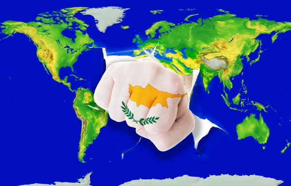 Кулак в цветном национальном флаге Кипра пробивает карту мира — стоковое фото