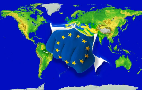 Faust in Farbe Nationalflagge Europas beim Stanzen der Weltkarte — Stockfoto