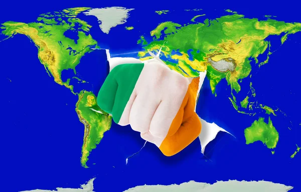 Puño en color bandera nacional de Irlanda perforación mapa del mundo — Foto de Stock