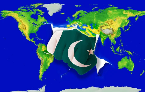 Puño en color bandera nacional de Pakistán perforando mapa del mundo — Foto de Stock