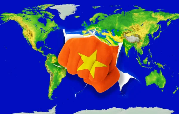 Γροθιά στο χρώμα εθνική σημαία του Βιετνάμ διάτρησης παγκόσμιο χάρτη — Φωτογραφία Αρχείου