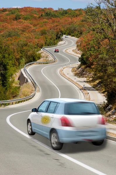 Voiture sur la route dans le drapeau national des couleurs argentines — Photo