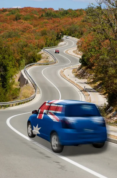Samochód na drodze w Flaga narodowa kolorów, Wielka Brytania — Zdjęcie stockowe