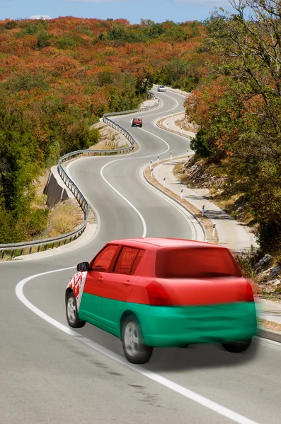 Auto su strada in bandiera nazionale di colori bielorussi — Foto Stock