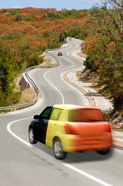 Voiture sur route dans le drapeau national des couleurs belges — Photo