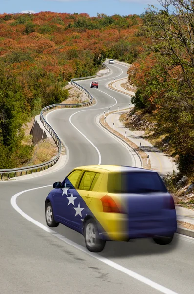 Bil på väg i nationella flagga Bosnien Hercegovina färger — Stockfoto