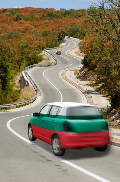 Samochód na drodze flagi narodowej Bułgarii kolorów — Zdjęcie stockowe