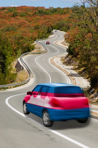 Voiture sur la route dans le drapeau national des couleurs cambodia — Photo