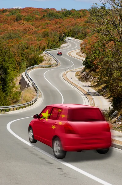 Auto su strada in bandiera nazionale dei colori della Cina — Foto Stock