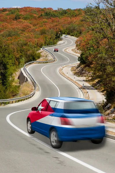 Auto su strada in bandiera nazionale di colori cuba — Foto Stock