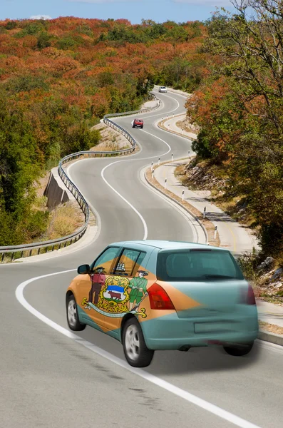 Auto su strada in bandiera di stato americano di colori delaware — Foto Stock