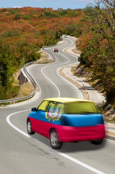 Auto su strada in bandiera nazionale di colori ecuador — Foto Stock