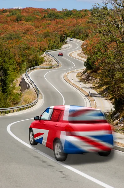 Автомобиль на дороге в национальном флаге Великобритании цветов — стоковое фото