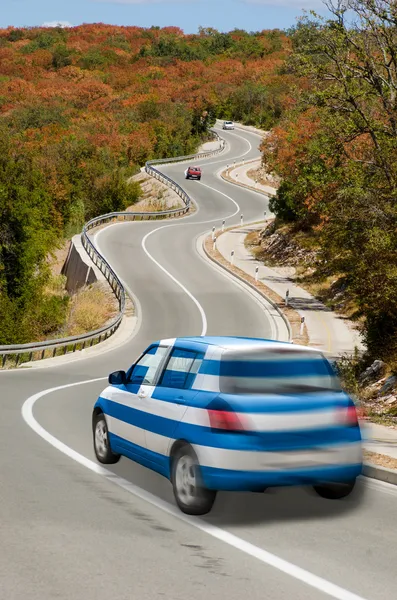 Auto su strada in bandiera nazionale di colori greci — Foto Stock