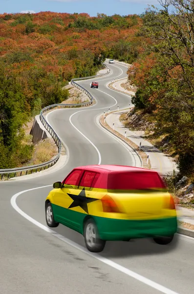 Carro na estrada em bandeira nacional de cores ghana Imagem De Stock