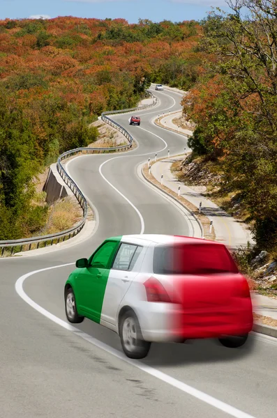 Auto su strada in bandiera nazionale dei colori italia — Foto Stock