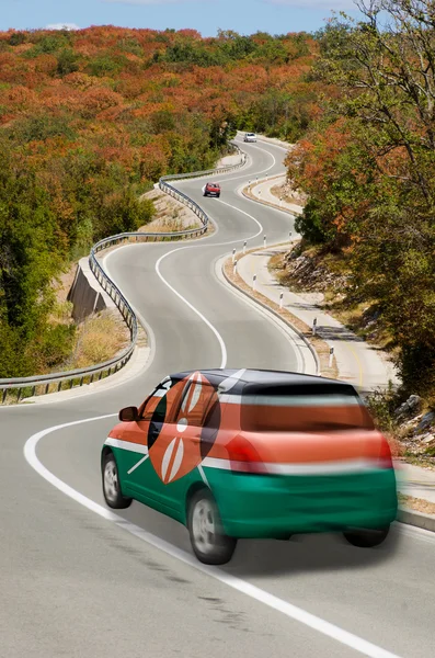 Auto su strada in bandiera nazionale di colori kenya — Foto Stock