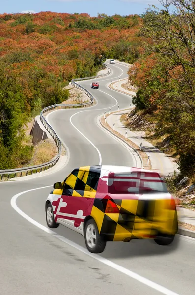 米国メリーランド州色の旗の道路上の車 — ストック写真