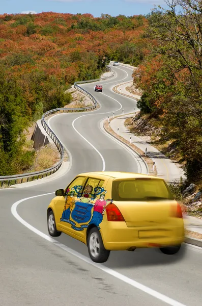 Автомобиль на дороге под флагом американского штата Нью-Джерси цветов — стоковое фото
