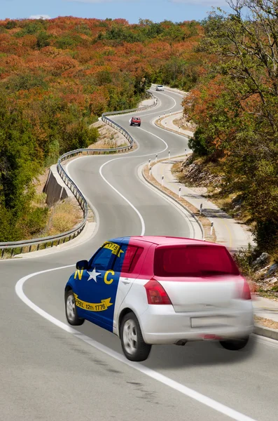 アメリカ ノースカロライナ州 colo の旗の道路上の車 — ストック写真