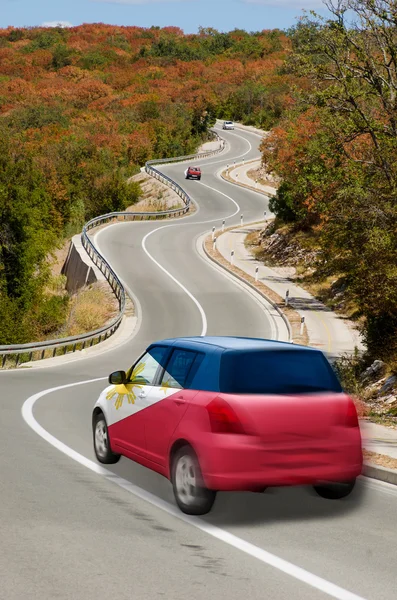 Auto su strada in bandiera nazionale di colori filippini — Foto Stock