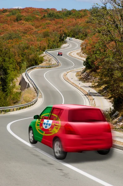 Автомобиль на дороге в национальном флаге португальских цветов — стоковое фото