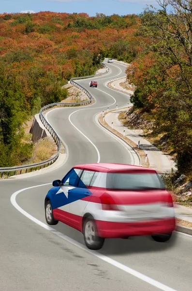 Автомобиль на дороге в национальном флаге puertorico цветов — стоковое фото