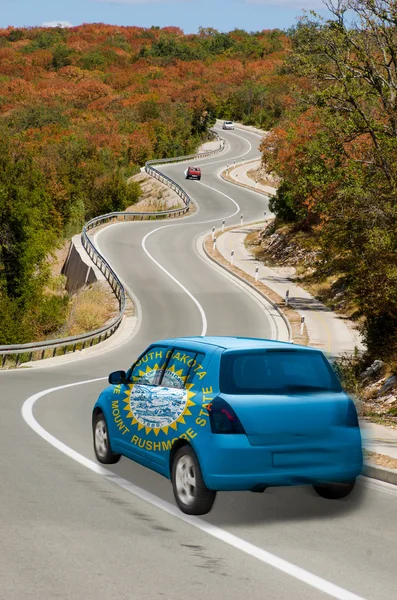 Auto su strada in bandiera nazionale di colori dakota sud — Foto Stock