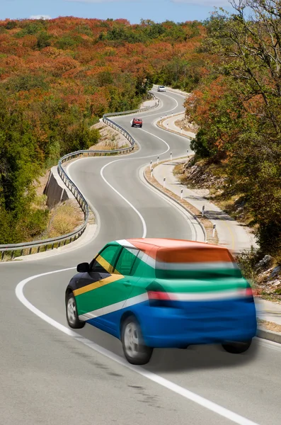 Auto op weg in de nationale vlag van Zuid-Afrika kleuren — Stockfoto