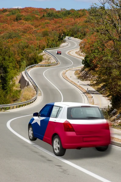Автомобиль на дороге под флагом американского штата Техас цветов — стоковое фото