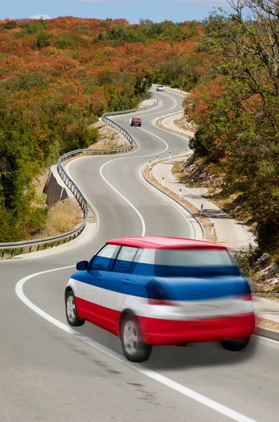 Voiture sur route dans le drapeau national des couleurs de thailand — Photo