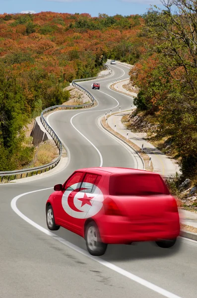 Samochód na drodze flagi narodowej Tunezji kolorów — Zdjęcie stockowe
