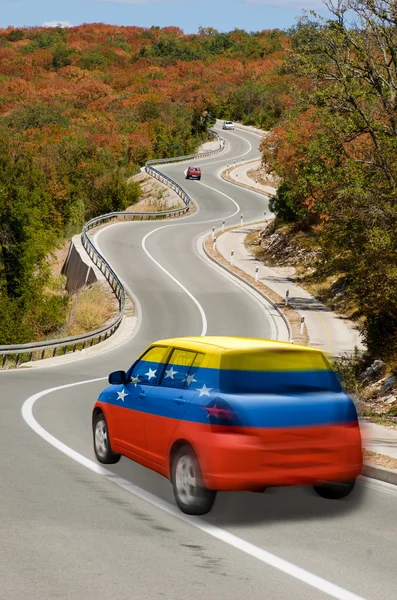 Auto op weg in de vlag van de Amerikaanse staat vermont kleuren — Stockfoto