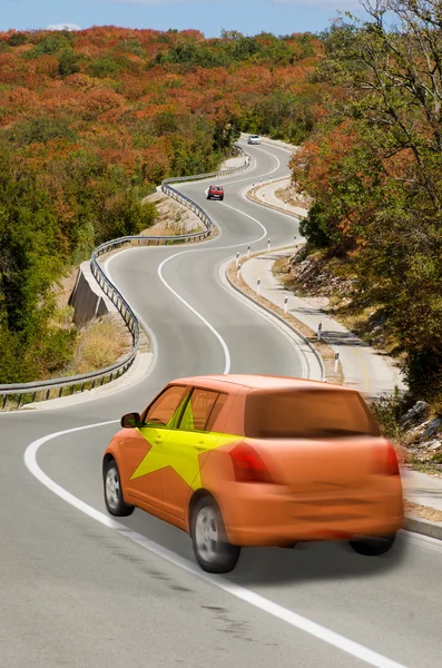 Auto su strada in bandiera nazionale di colori vivaci — Foto Stock