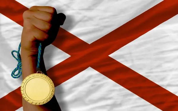 Medalha de ouro por esporte e bandeira do estado americano do alabama — Fotografia de Stock