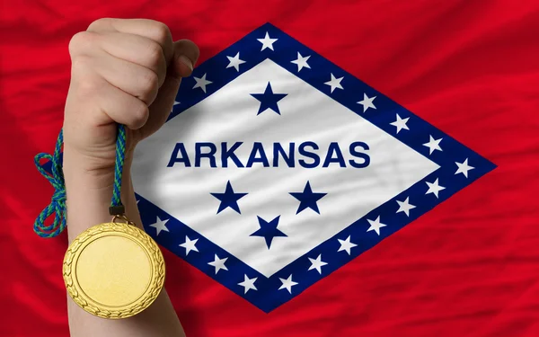 Medaglia d'oro per lo sport e la bandiera dello stato americano dell'arkansas — Foto Stock