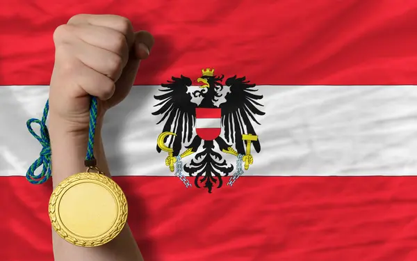 Médaille d'or pour le sport et drapeau national de l'Autriche — Photo