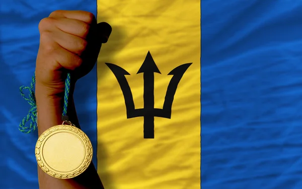Medalha de ouro por esporte e bandeira nacional de barbados — Fotografia de Stock