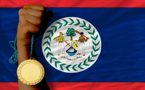 Medaglia d'oro per lo sport e bandiera nazionale di belize — Foto Stock