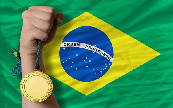 Medalha de ouro por esporte e bandeira nacional do brasil — Fotografia de Stock