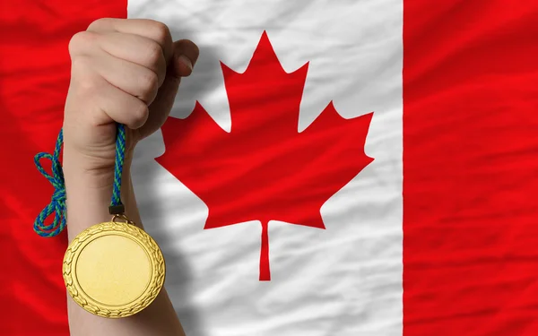 Medalha de ouro por esporte e bandeira nacional do Canadá — Fotografia de Stock