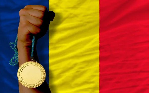 Medalha de ouro para esporte e bandeira nacional de chad — Fotografia de Stock