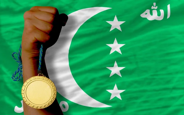 Золота медаль за спорт і національний прапор Коморських Островів — стокове фото