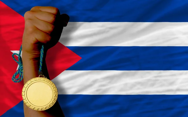 Guldmedalj för idrott samt nationella flagga Kuba — Stockfoto
