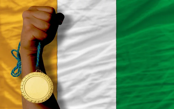 Medaglia d'oro per lo sport e bandiera nazionale di cote ivore — Foto Stock